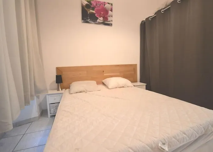 Modest One Bedroom Lägenhet Cannes