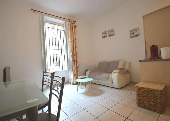 Modest One Bedroom Lägenhet Cannes